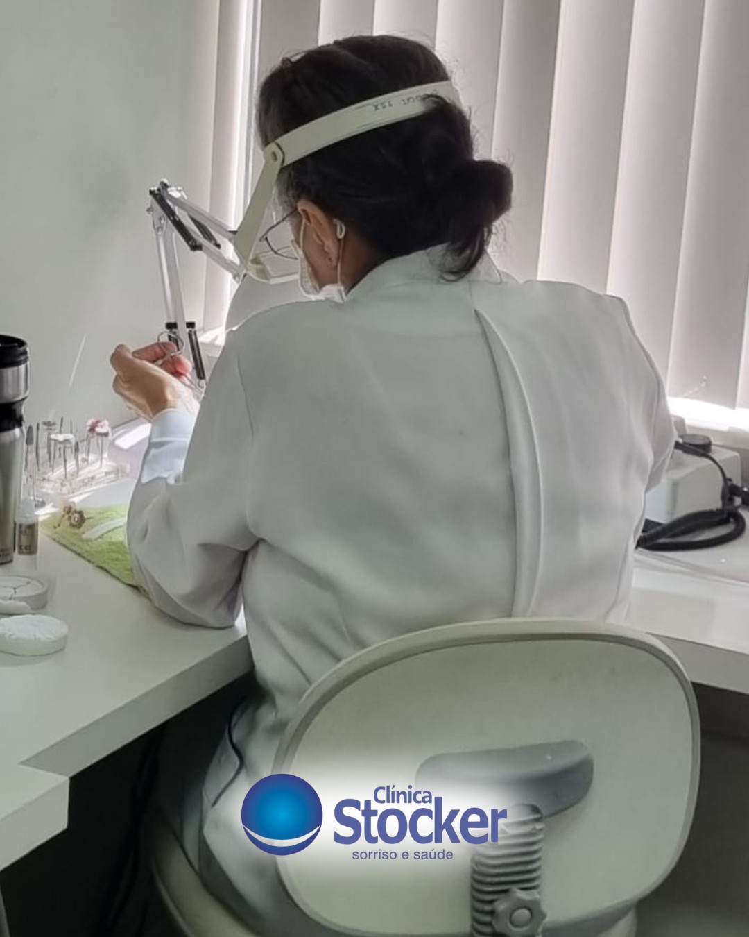 Dra. da Clínica Stocker em atendimento — precisão e cuidado